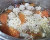 Hình bước làm 2 của món Canh thịt viên nấu nấm kim châm
