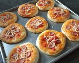 Foto langkah ke 5 dari resep Pizza mini 🍕.
