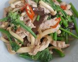 รูปขั้นตอนการทำที่ 3 ของ อกไก่ผัดเห็ด