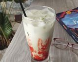 Foto langkah ke 4 dari resep Strawberry Matcha Latte.
