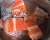รูปขั้นตอนการทำที่ 2 ของ แซลม่อนต้มซีอิ๊ว 🐟🍲