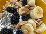 Bowl de desayuno con moras y plátano