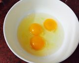 Hình bước làm 1 của món Trứng cuộn hành tây