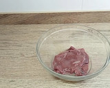 Foto del paso 1 de la receta: Hígado empanado a la ajillo