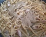 Foto del passaggio 7 della ricetta Linguine con sgombro al forno, crema di melanzana e buccia di melanzana fritta