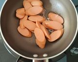 Hình bước làm 2 của món Xúc xích rim nước mắm