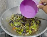 Foto langkah ke 4 dari resep Oseng kembang turi merah.