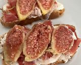 Foto del paso 4 de la receta: Tostada de jamón y brevas con queso crema 🍞☀️