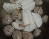 Foto langkah ke 1 dari resep 849) Sayur Bening Lobak Bakso.