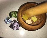 Foto del paso 1 de la receta: Sopa de cubitos con quinoa negra y fideos tostados