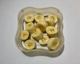Foto langkah ke 1 dari resep Peanut Butter Banana Smoothie.