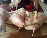 Foto del paso 5 de la receta: Cocina para las Fiestas: Pollo al horno relleno con arándanos y cerezas