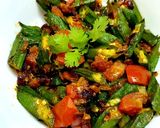 A picture of step 3 of Lahsuni Bhindi or Garlic Okra.