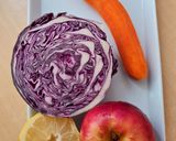 Foto del paso 2 de la receta: Ensalada de repollo morado, zanahoria y manzana