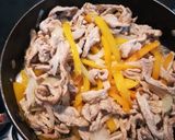 Foto del paso 3 de la receta: Tiritas de bistecs de pierna de cerdo con pimientos