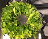 Une image de l'étape 4 de Salade « soleil » au céleri branche,tomates cerises,câpres italiennes et basilic.