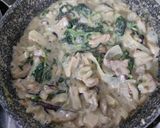 Foto langkah ke 2 dari resep Chicken mushroom w/ spinach.
