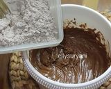 Foto langkah ke 6 dari resep Kue Coklat Mete Kriuk Yummy.