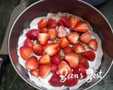 A picture of step 4 of Upside Down Strawberry Cake.