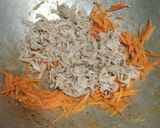 Foto langkah ke 3 dari resep Lumpia isi Wortel Jamur.