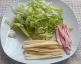 Foto del paso 1 de la receta: Ensalada de col con jamón y queso