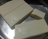 A picture of step 1 of Peanuts white chocolate.