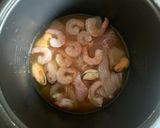 A picture of step 3 of Seafood Takikomigohan.