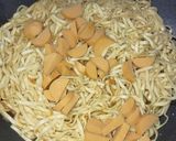 Foto langkah ke 4 dari resep Mie Urai Goreng Bayam Batik.