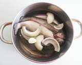Foto del paso 1 de la receta: Sopa de trucha