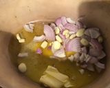 Une image de l'étape 4 de Pommes grenailles rôties en cocotte à l'ail, oignon de roscoff et herbes de Provence.