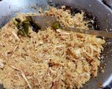 Foto langkah ke 4 dari resep Serundeng Kelapa Ayam Suir.