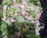 Foto del paso 5 de la receta: Lasaña de brócoli, queso cremoso y pollo con dos salsas