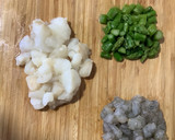 Foto del paso 2 de la receta: Pimientos del piquillo rellenos de bacalao, trigueros y langostinos