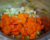 Foto del paso 2 de la receta: Crema de puerros, zanahorias y calabacín