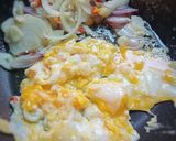 Foto langkah ke 5 dari resep Tumisan TeSosTel (Tempe Sosis Telur).
