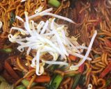 Foto langkah ke 5 dari resep Mie Goreng Ayam (Enak, Mudah & Hemat).