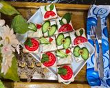 صورة لخطوة 3 من وصفة مقبلات توست بالجبنة 🍞🍅🥒
