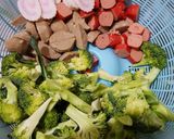 Foto langkah ke 1 dari resep Sop Brokoli Bakso Sosis.