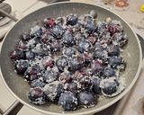 Foto del passaggio 5 della ricetta Panna Cotta con Coulis di Mirtilli e Fragole
