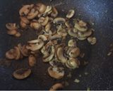 Foto langkah ke 2 dari resep Creamy Mushroom Sauce.