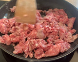 Foto del paso 1 de la receta: Espaguetis con butifarra, salsa de tomate, chocolate y vermut