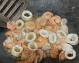 Foto langkah ke 1 dari resep Nasi Goreng Seafood.