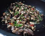 Foto langkah ke 2 dari resep Tumis Cumi Daun Kemangi.