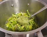 Foto del paso 2 de la receta Espárragos al vapor alegrados con salsa pesto
