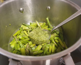 Foto del paso 2 de la receta: Espárragos al vapor alegrados con salsa pesto