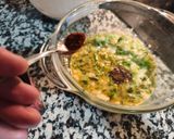 Foto del paso 12 de la receta Tortilla de brócoli con sobre mesa de tomate