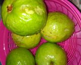 Foto langkah ke 1 dari resep Asinan Jambu Klutuk.