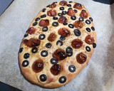 Foto del paso 5 de la receta: Focaccia de tomates confitados, aceitunas negras y romero