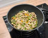 Foto del paso 6 de la receta: Wok de pollo salteado con verduras y shiitake