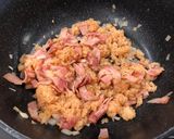 Hình bước làm 2 của món Omurice gấu đắp chăn trứng
